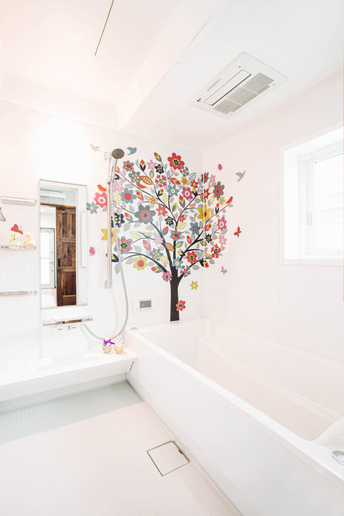 ノーリツの「お掃除浴槽」と壁のポップなデザイン例