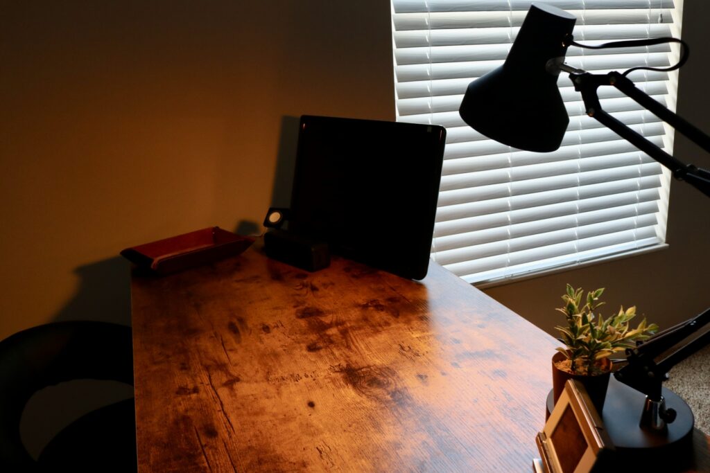 書斎の机を照らすと照明