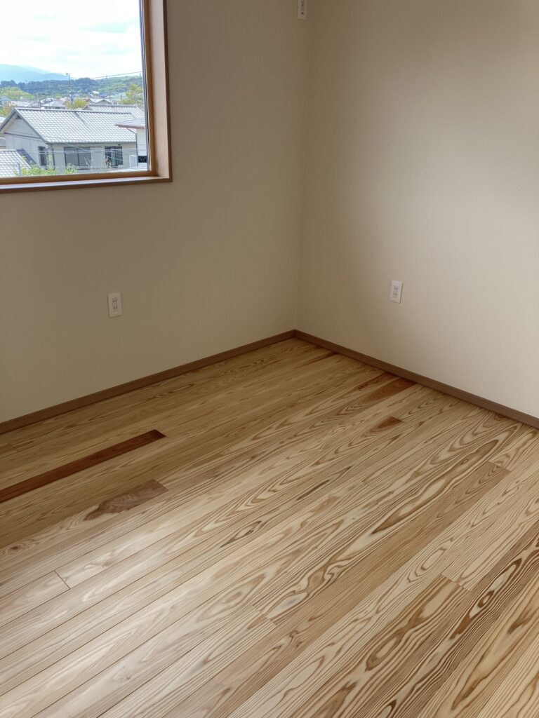 二階居室　無垢材の床